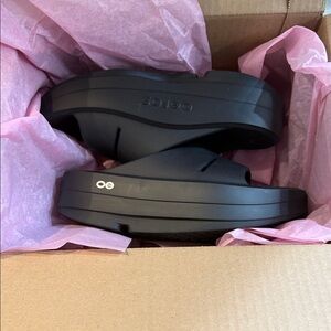 OOFOS recovery slides